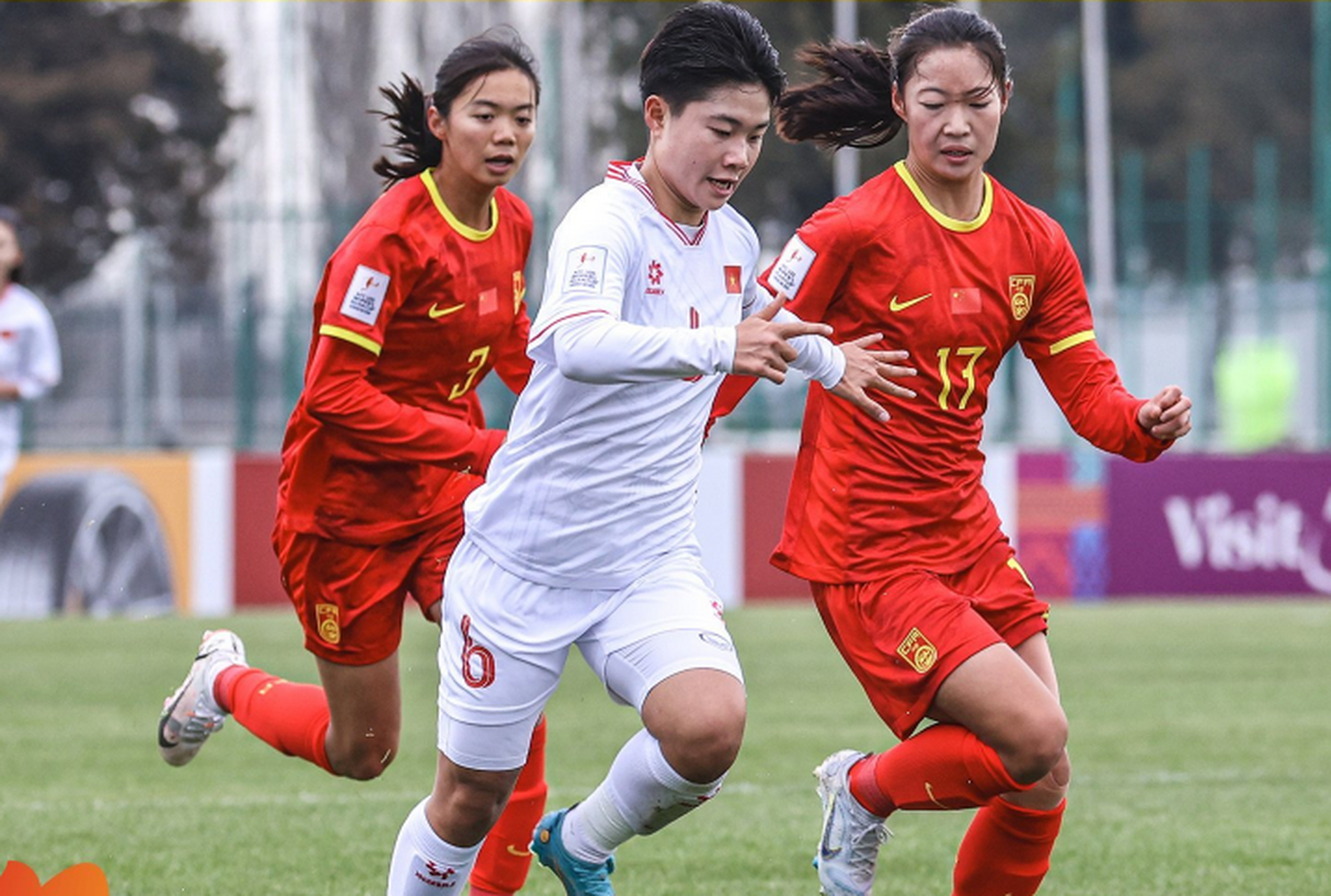 中国女足国家队横扫对手，轻松取胜
